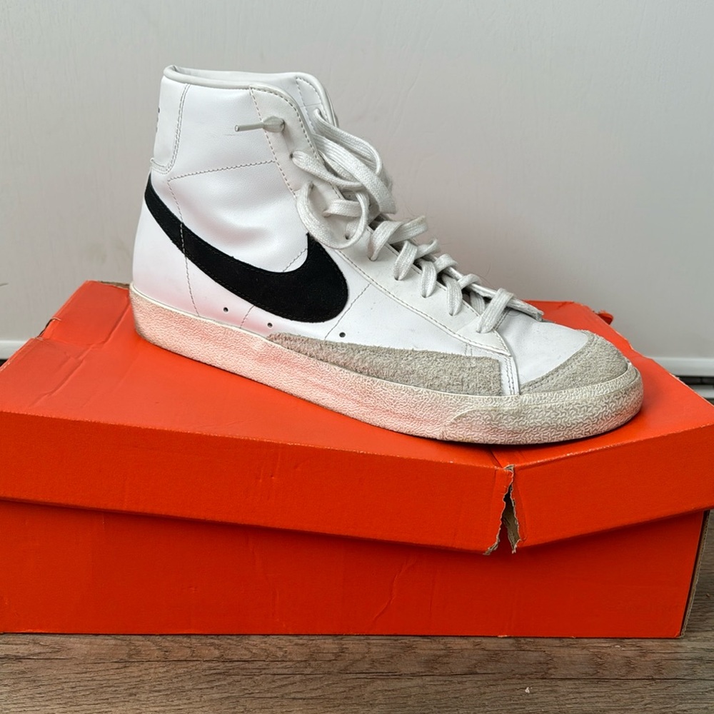 Men’s Nike Mid Vintage 77 sneakers size 12